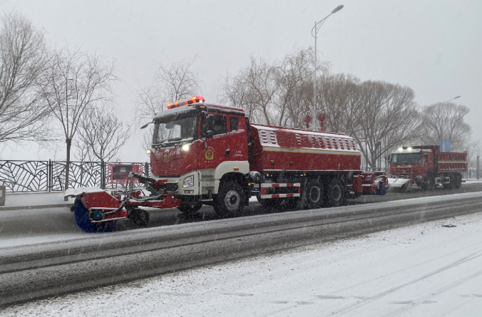 盈峰環(huán)境除冰雪裝備全力投入破冰作業(yè)，助力北京道路交通安全